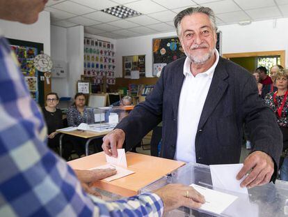 El candidato del PSOE a la alcaldía de Madrid, Pepu Hernández, votando en el Colegio Padre Coloma de Madrid.