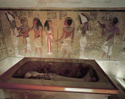 El muro de la tumba de Tutankamón con una imagen de su entierro y tras la que estaría el pasadizo hacia la sepultura de Nefertiti, según la hipótesis de Nicholas Reeves. 