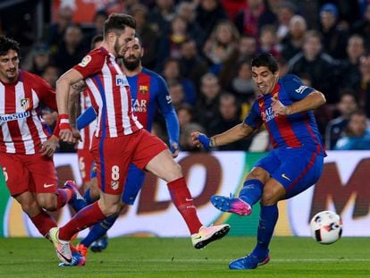 Saul Niguez y Luis Suarez durante el partido.