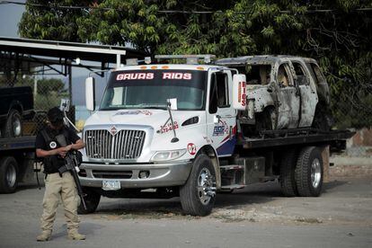 El auto baleado y quemado de Hipólito Mora.