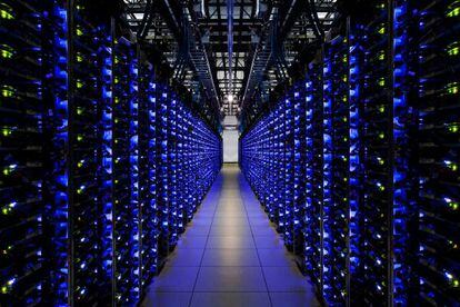 Una cantidad creciente de la vida de las personas se desarrolla en la red y se guarda en enormes centros de datos como este de Google.