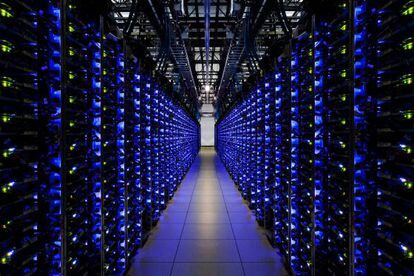 Una cantidad creciente de la vida de las personas se desarrolla en la red y se guarda en enormes centros de datos como este de Google.