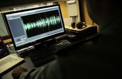 Un agente de la Guardia Civil analiza una voz en el Área de Acústica de la Benemérita.