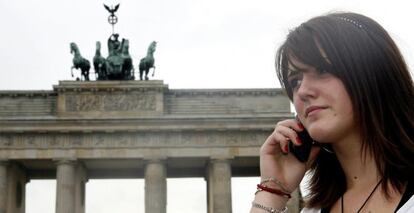 Una mujer habla por teléfono frente a la Puerta de Brandemburgo, en Berlín.