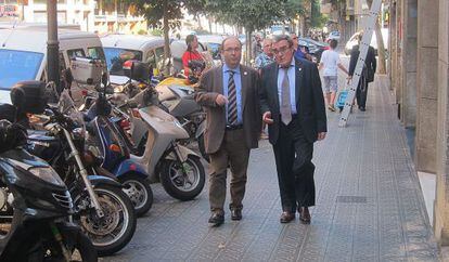Miquel Iceta (izquierda) conversa el 16 de junio con &Agrave;ngel Ros en Barcelona.