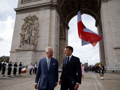 Carlos III con Emmanuel Macron en el Arco del Triunfo de París, este miércoles.