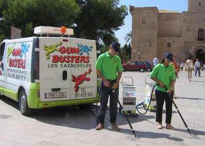 Operarios de la brigada limpiadora de chicles de la empresa  Los cazachicles, en Palma de Mallorca.