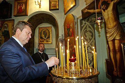El candidato y primer ministro ucranio, Víctor Yanukóvich, el viernes en una Iglesia ortodoxa en Kiev.