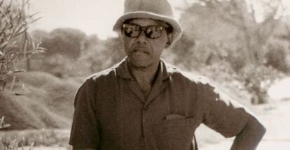 Mandela en el jardín de la cárcel en 1977.