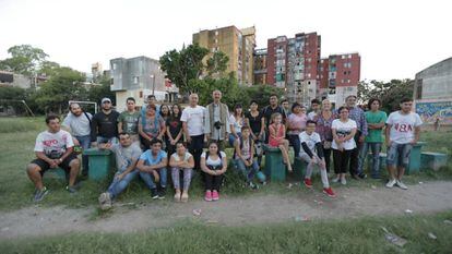 Reza con los jóvenes que participan de su experiencia en Fuerte Apache.