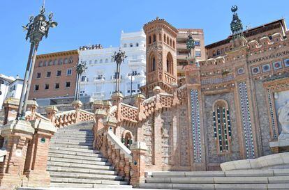 La Escalinata de la Estación, Escalinata del Óvalo o Escalinata de Torán, conocida como la escalera de los amantes de Teruel, es una obra neomudéjar declarada Bien de Interés Cultural, obra del ingeniero turolense José Torán de la Rad en los años veinte del siglo pasado. |