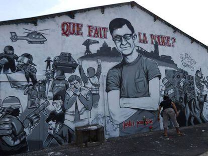 "¿Qué hace la policía?", se lee en un mural en Nantes con un retrato de Steve Maia Caniço.