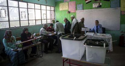 Votación de las legislativas en un colegio electoral en El Cairo.