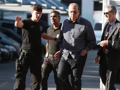 Luiz Fernando Pezão (c), llega a comisaría en Rio de Janeiro el 29 de noviembre de 2018