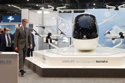 El rey Felipe VI acudió este martes el Congreso Mundial de Gestión del Tráfico Aéreo que se celebra en el recinto ferial de Ifema en Madrid. Allí visitó el primer aero taxi 100% español, un dron desarrollado por la compañía Umiles.