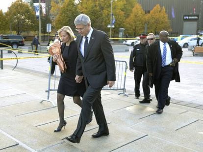 El primer ministro, Stephen Harper, y su esposa, se dirigen a hacer una ofrenda floral en el monumento a los ca&iacute;dos, en Ottawa.