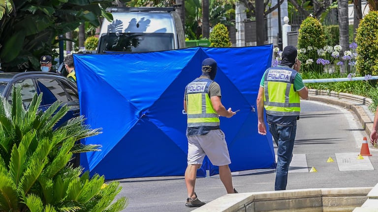 Varios policías en la zona donde fue acribillado a tiros un hombre el pasado junio en Marbella.