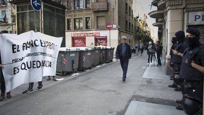 Policies i okupes, a Gràcia.