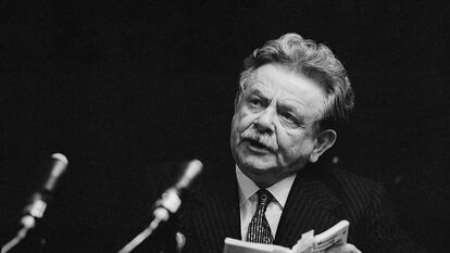 El escritor Elias Canetti en una lectura en el palacio Pálffy de Viena, en octubre de 1970.