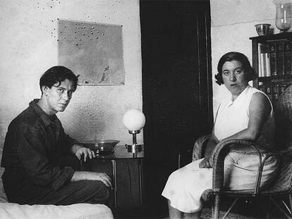 Manuel Altolaguirre y Concha Méndez, su primera esposa, en su casa de Madrid.