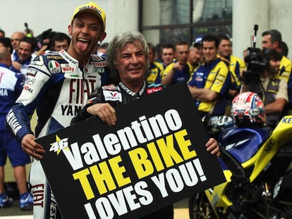 En la última vuelta del circuito de Le Mans, Ángel Nieto esperaba con esta pancarta (“Valentino, la moto te quiere") al italiano. Ese día de 2008 Rossi alcanzaba el mismo número de victorias que el español.