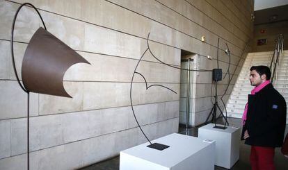Tres de las esculturas de Andreu Alfaro expuestas en el vestibulo del IVAM