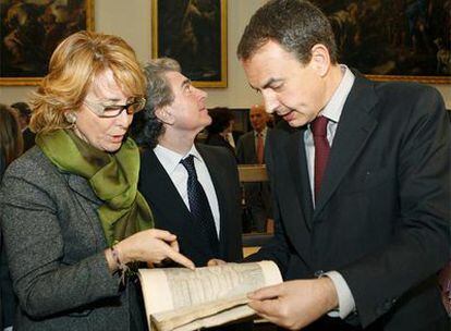 Esperanza Aguirre, César Antonio de Molina y José Luis Rodríguez Zapatero, en el Casón del Buen Retiro.