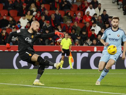 Rajkovic despeja un balón durante el partido entre el Mallorca y el Osasuna.