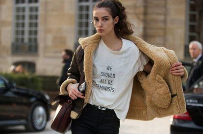 La modelo Camille Hurel, con la camiseta con la frase de Chimamanda Ngozi Adichiet" en un desfile de Dior en París en enero.