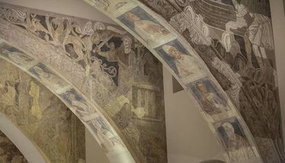 Dos de los arcos decorados con las pinturas murales de Sijena, tal y como se exhiben en el MNAC. 