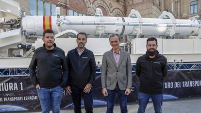 Raúl Torres, CEO y cofundador de PLD Space, Ezequiel Sánchez, presidente ejecutivo, y Raúl Verdú, cofundador y COO, junto al ex ministro de Ciencia y Tecnología, Pedro Duque, y el cohete Miura 1.