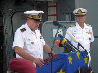 Jorge Manso, al fondo, el día que que España asumió el mando de la Operación Atalanta en Somalia.