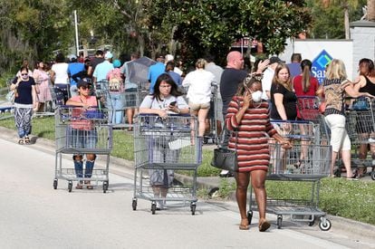 Queues at a supermarket in Kissimmee, Florida, on September 25, 2022, before the arrival of tropical cyclone 'Ian'.
