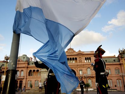 Soldados del regimiento de Granaderos de San Martín doblan la bandera de Argentina en la Plaza de Mayo de Buenos Aires, Argentina.