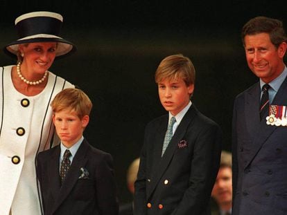 Diana de Gales y el principe Carlos, con sus hijos Guillermo y Enrique, en Londres a principios de los noventa.