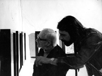 Joan Miró i Frederic Amat, que va llegir aquest text al Saló del Tinell el passat 2 de març, en una imatge del 1977.