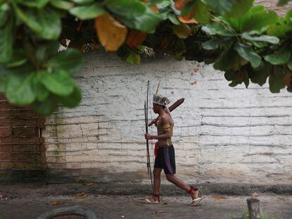 Un joven indígena del grupo étnico guaraní mbya camina en el pueblo de Mata Verde Bonita, cerca de Río de Janeiro (Brasil), el 19 de abril de 2023.