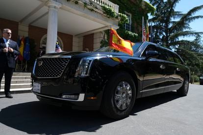 El 'Cadillac One', el coche del presidente de Estados Unidos, a su llegada a La Moncloa.

