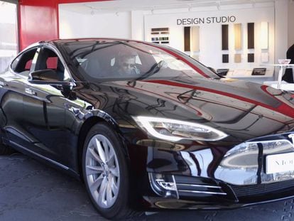 El model S de Tesla, a la botiga ef&iacute;mera de Barcelona. 
