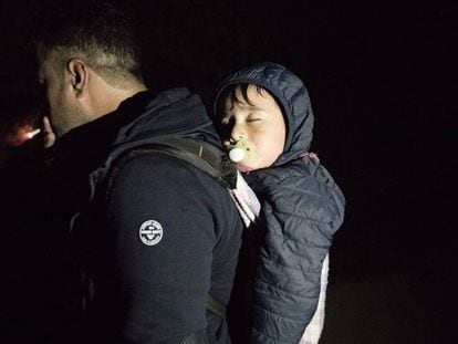 Asmat (nombre ficticio), carga con su hija de pocos meses para cruzar la frontera y poder reunirse con su mujer en Alemania.