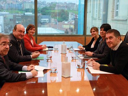 Imagen de la reunión que el PNV y EH Bildu mantuvieron en octubre pasado.