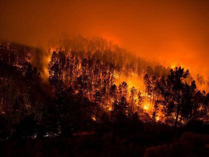 -FOTODELD&Iacute;A-GR3008. LOBIOS (OURENSE), 11/10/2017.- Vista nocturna del incendio forestal que castiga nuevamente al municipio orensano de Lobios, en pleno parque natural del Xur&eacute;s. Permanece activo un nuevo incendio, de grandes dimensiones, en Lobios que afecta a m&aacute;s de setenta hect&aacute;reas en el Xur&eacute;s. EFE/ Brais Lorenzo