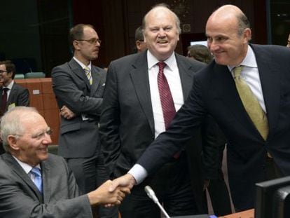 El ministro de Finanzas de Alemania, Wolgang Sch&auml;uble, saluda a Luis de Guindos.
 
  
