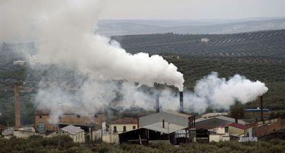 Emisiones de humos en la orujera de Martos (Ja&eacute;n).