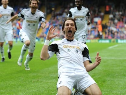 Michu celebra un gol con el Swansea en 2013. 