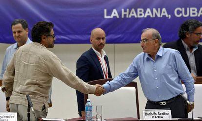 De izquierda a derecha, Iván Márquez, jefe negociados de las FARC, le da la mano a su homólogo del Gobierno, Humberto de la Calle, tras pactar los protocolos del cese al fuego.
