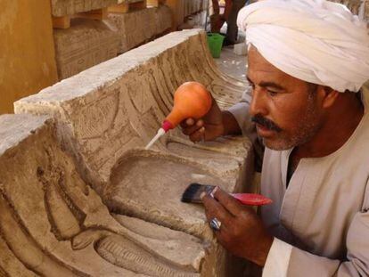 El rais (cap dels treballadors) Alí Faruk, consolidant un dels relleus del temple de Ptolomeu trobats a Sharuna.