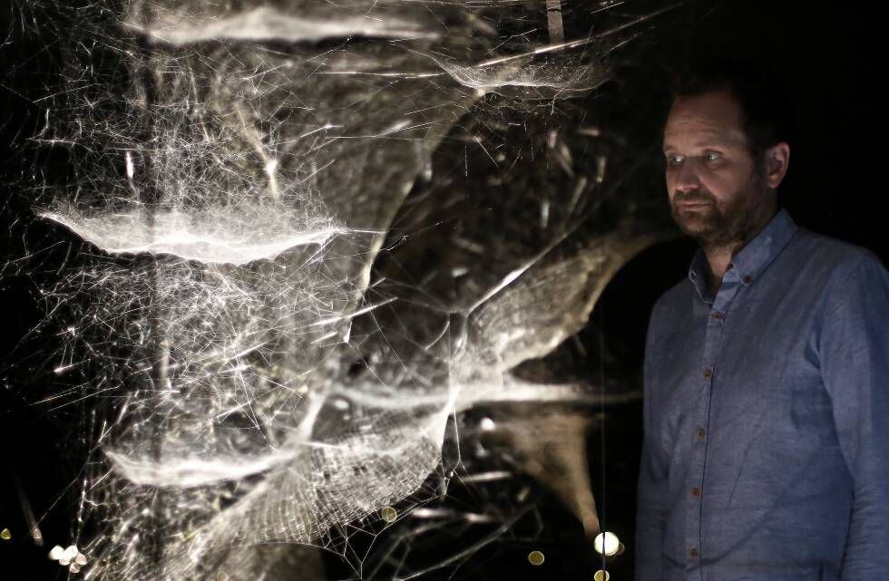 Tomás Saraceno contempla la obra realizada en coautoría con 7.000 arañas.
