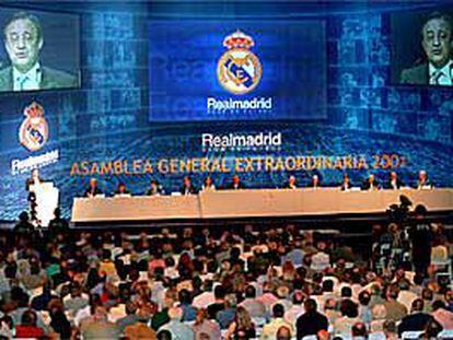 Los socios del Real Madrid escuchaban a su presidente, Florentino Pérez, durante la asamblea celebrada ayer.
