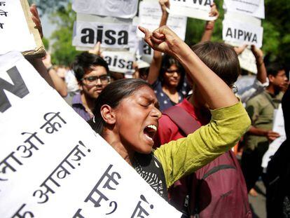 Una mujer durante una de las protesta en Nueva Delhi contra la violación de una niña de ocho años, en Kathua. 